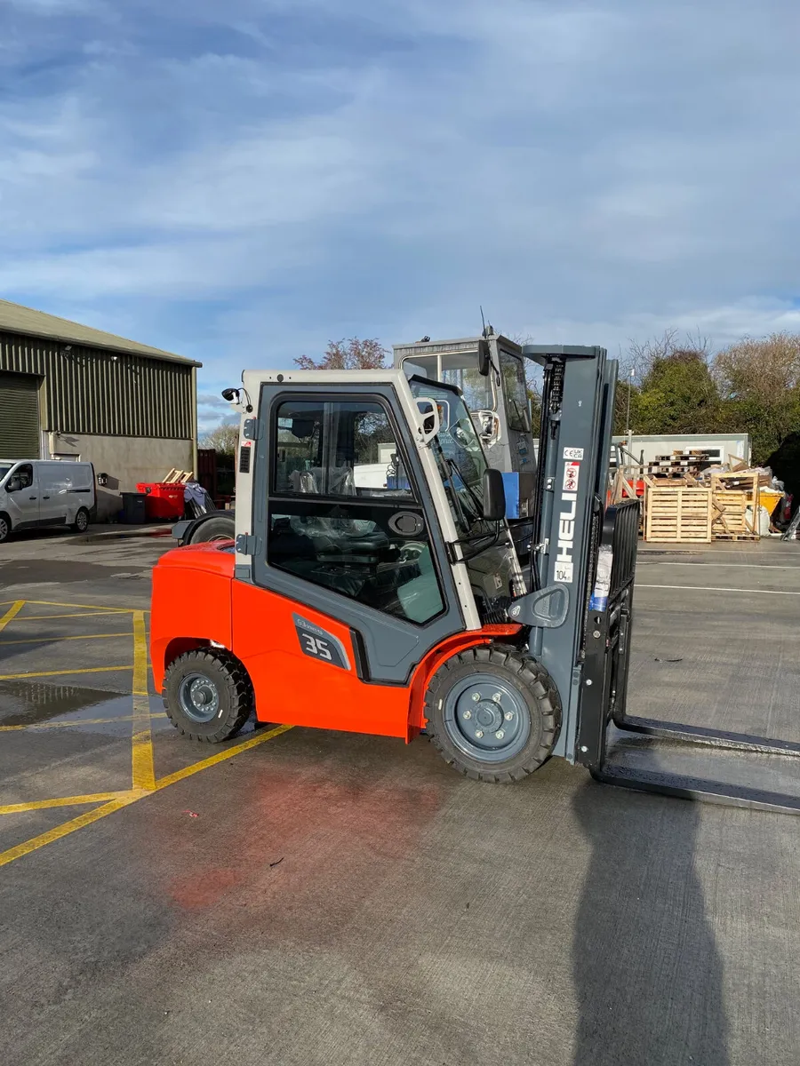Forklift trucks - Image 1