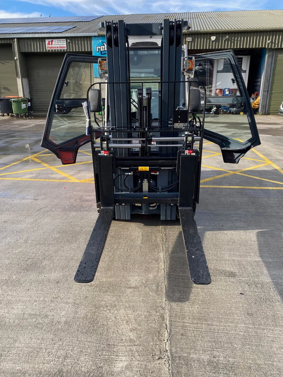 Forklift trucks - Image 2