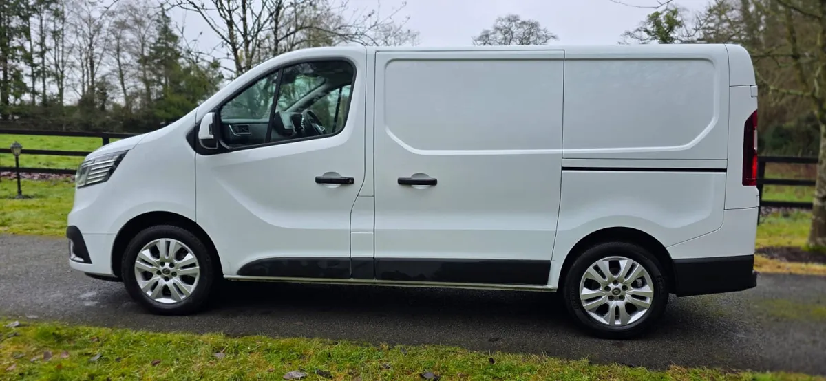 23 Renault Trafic Sport 2litre 150bhp NO VAT - Image 3