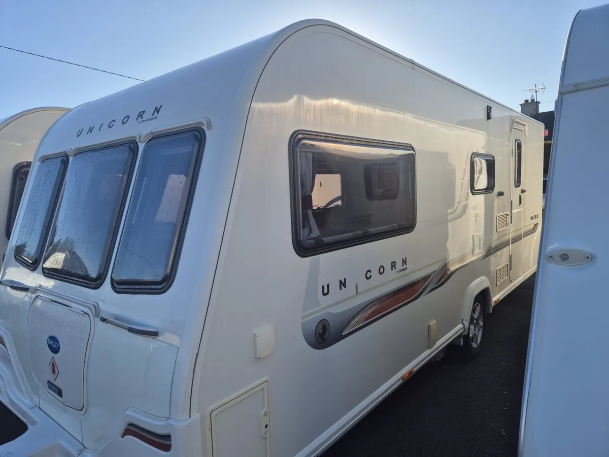 Bailey unicorn 4 berth caravan large end washroom - Image 4