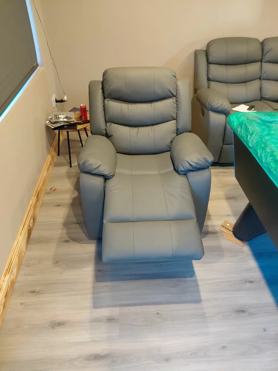 1 seater recliner - Image 3