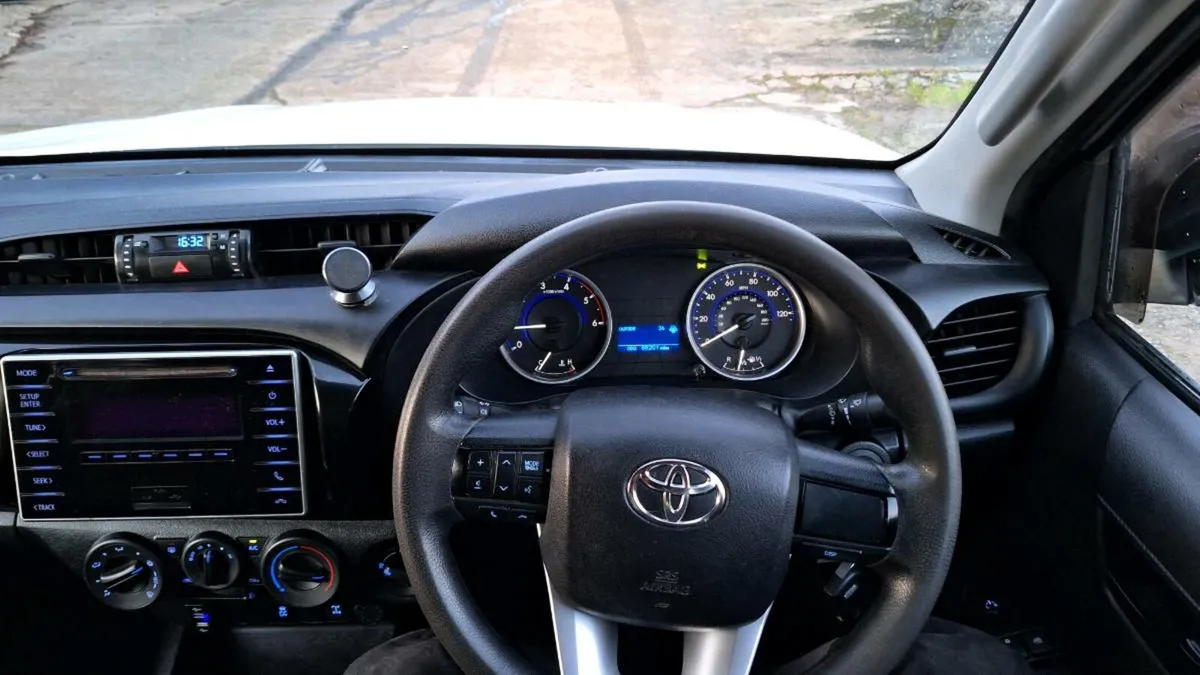 Toyota Hilux 2.4 - Image 2