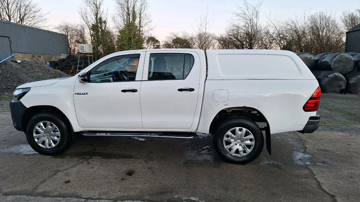 Toyota Hilux 2.4 - Image 3
