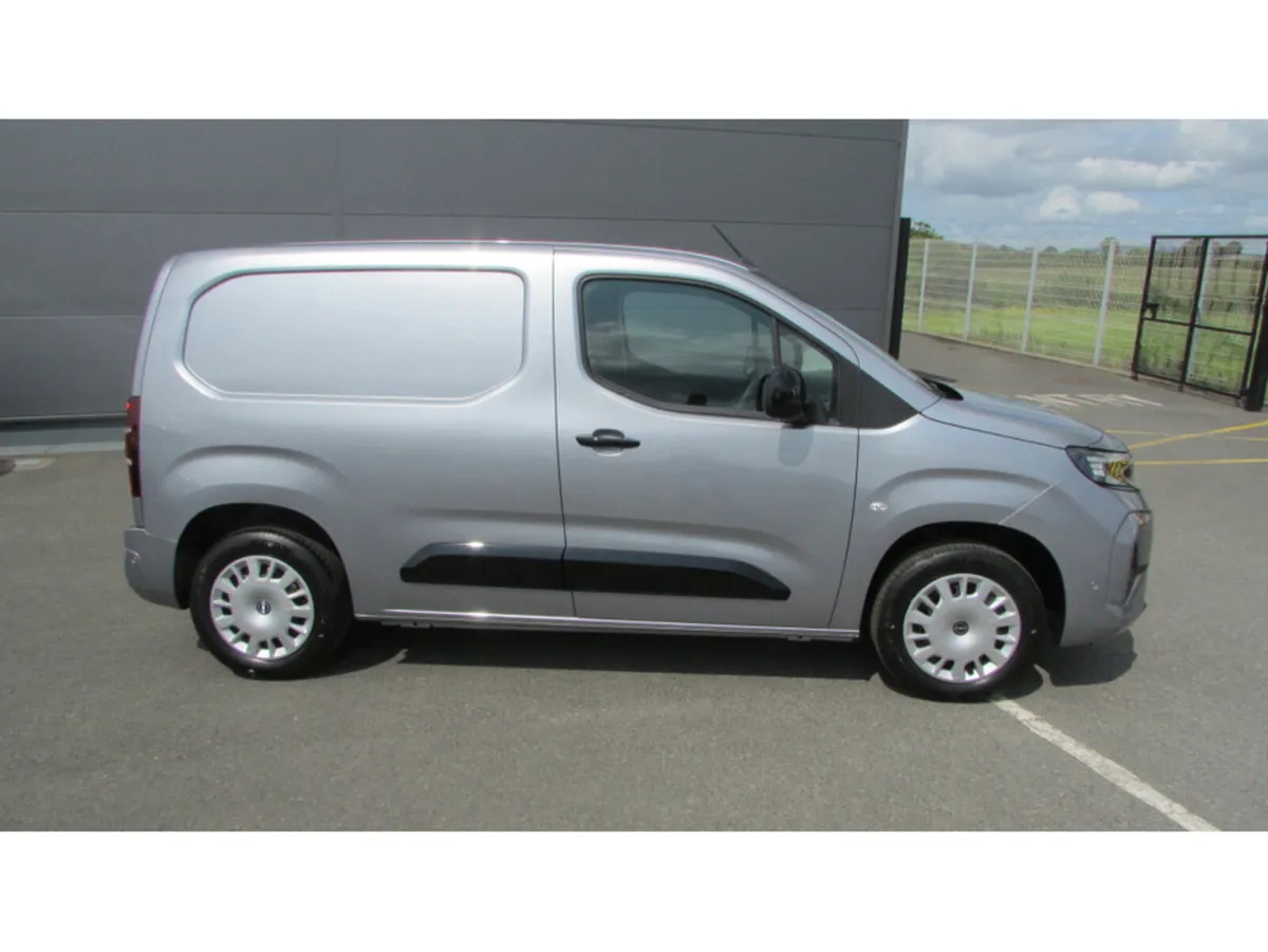 Opel Combo SPORTIVE 1.5 D-TURBO - Image 2
