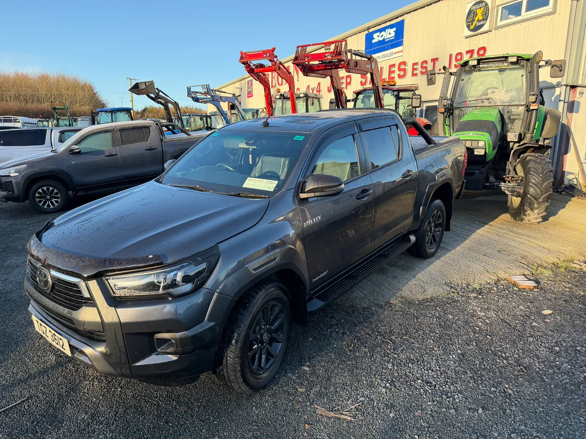 2021 Toyota Hilux Invincible x - Image 3