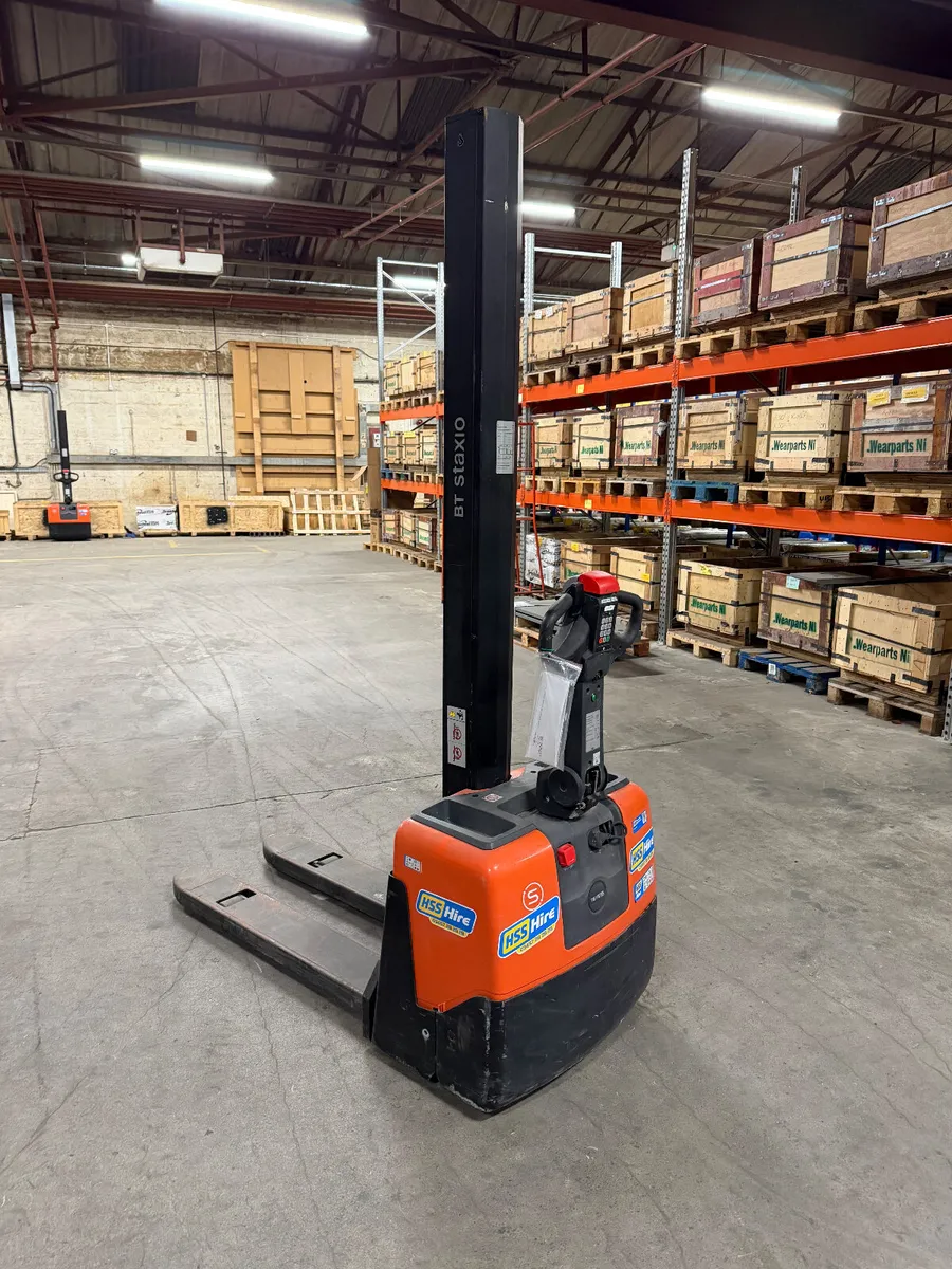 Toyota 1000kg Pallet Trucks - Image 3