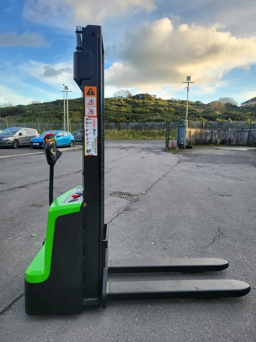 Electric pallet stacker 3m 1500kg lift capacity - Image 1