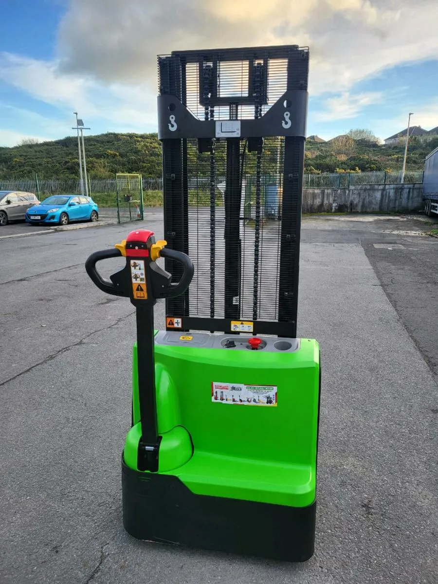 Electric pallet stacker 3m 1500kg lift capacity - Image 2