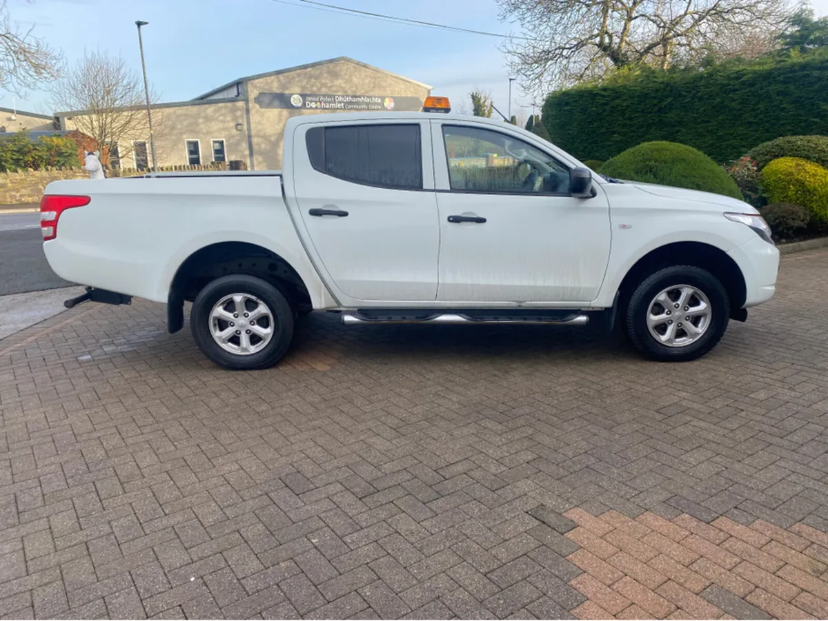 Mitsubishi L200 DID 4LIFE 4DR 2.5 CR 4WORK - Image 3