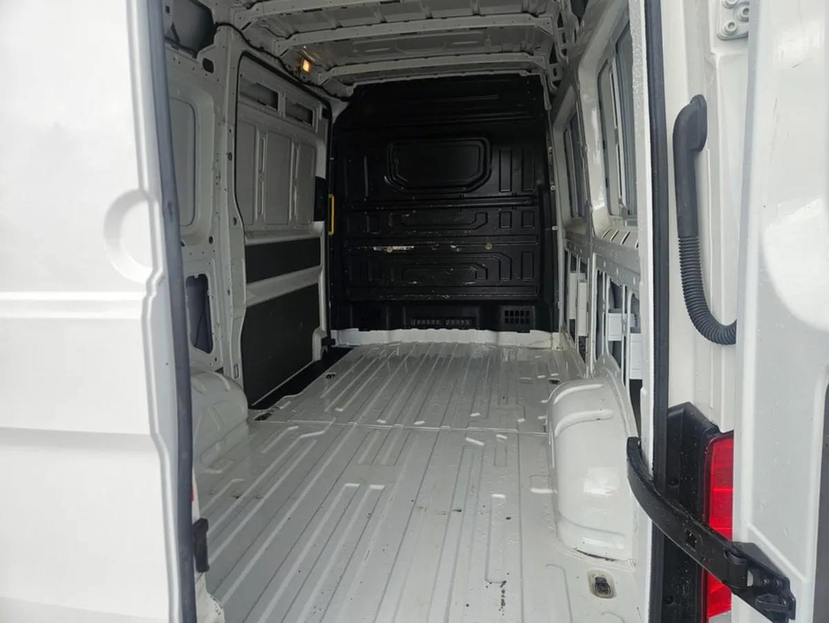 Volkswagen Crafter 30 MWB 140HP M6F 5DR - Image 4
