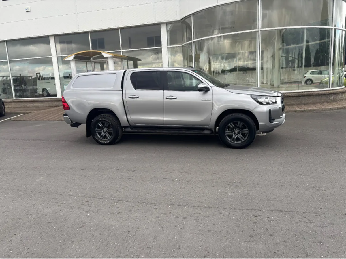 Toyota Hilux 2.4 DOUBLE CAB SR5 4DR - Image 1