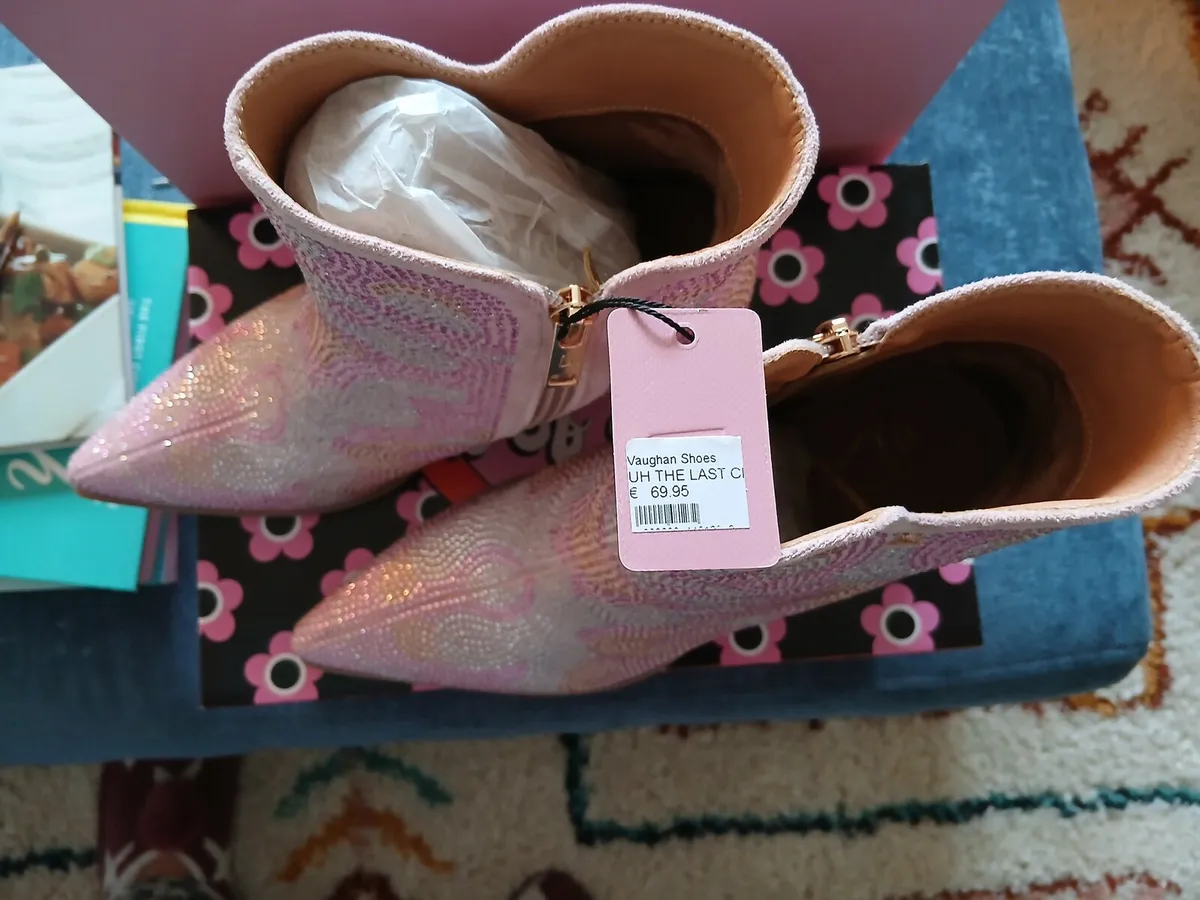 Boots - Image 3