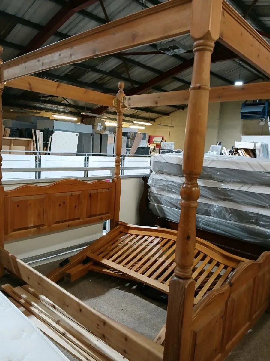 Four poster - Image 1