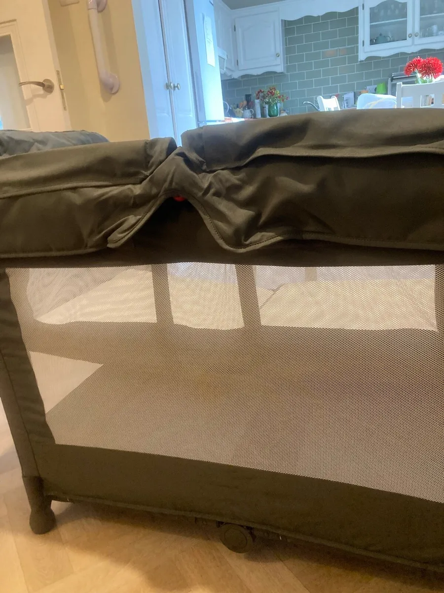 Travel cot and a Bouncer as a bonus - Image 4