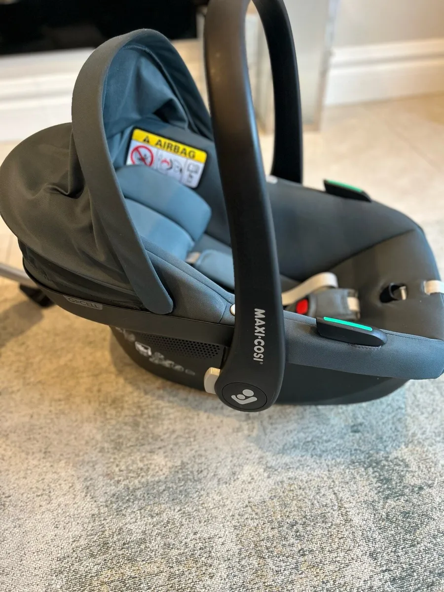 Maxi Cosi Pebble S and Family Fix Base - Image 3