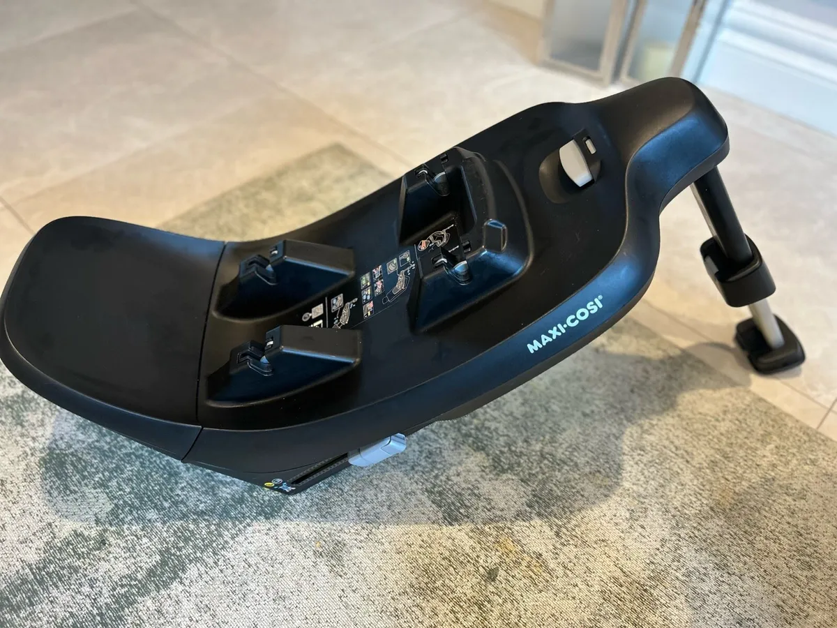 Maxi Cosi Pebble S and Family Fix Base - Image 4