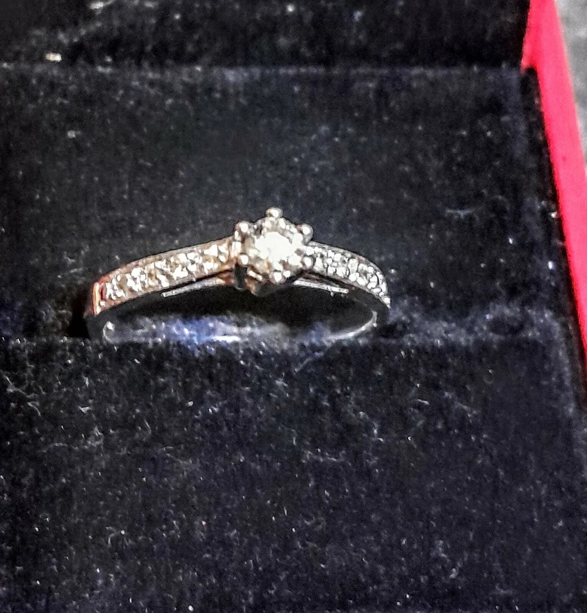 Diamond solitaire ring with diamond shoulders 9k - Image 2