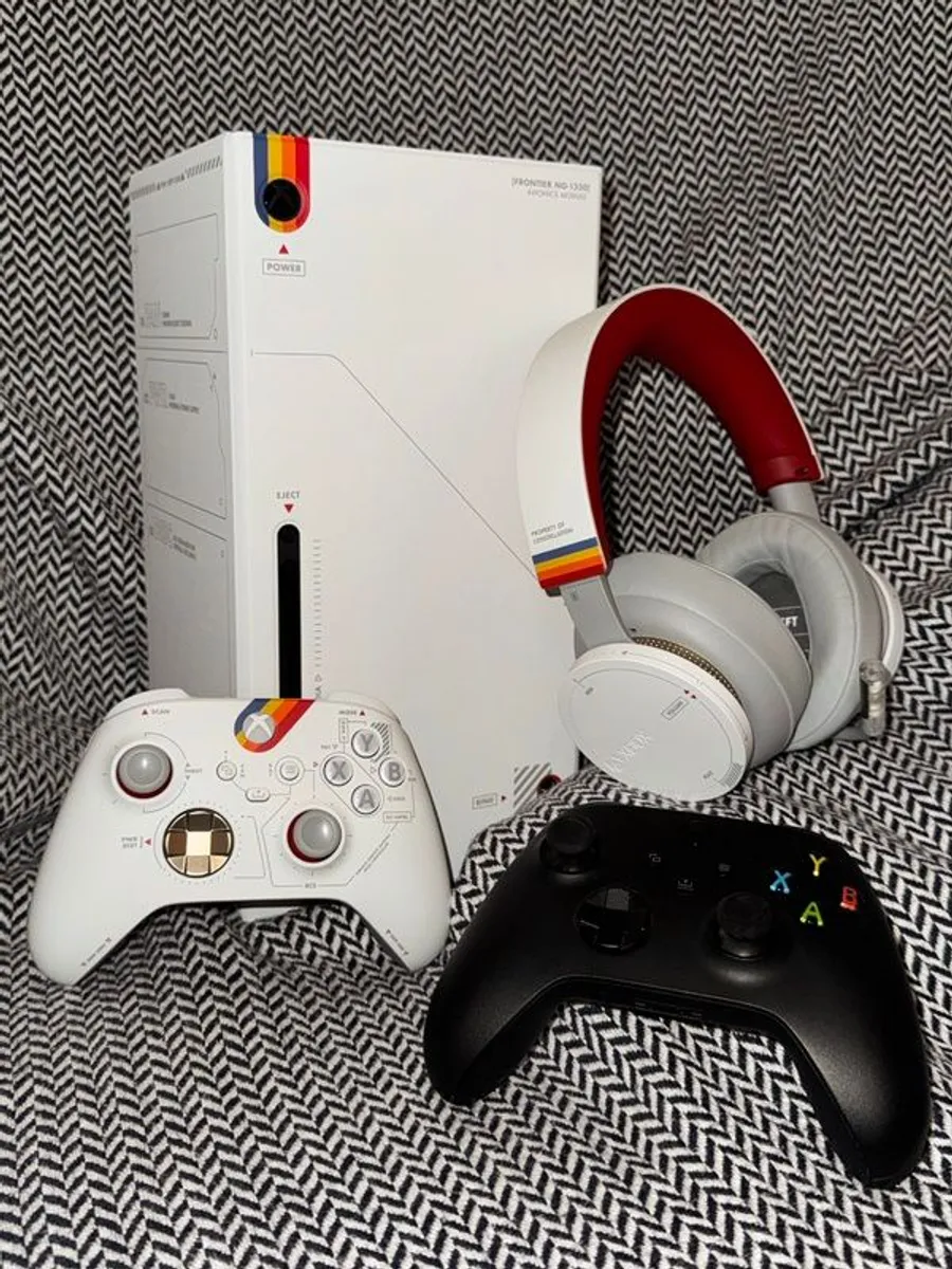 Xbox Series X 1TB Bundle 2 Controllers Starfield Controller & Official Headset Like New - Image 1