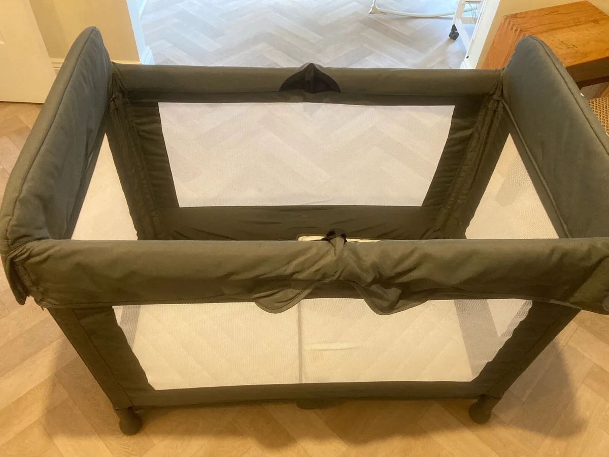Travel cot, cocoona, bouncer - Image 1