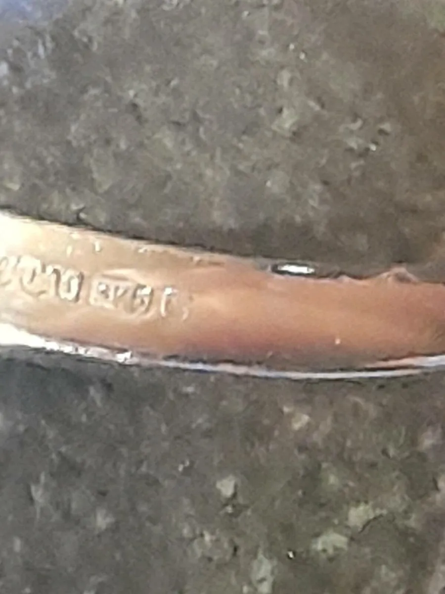 9k gold ring with natural diamonds - Image 4