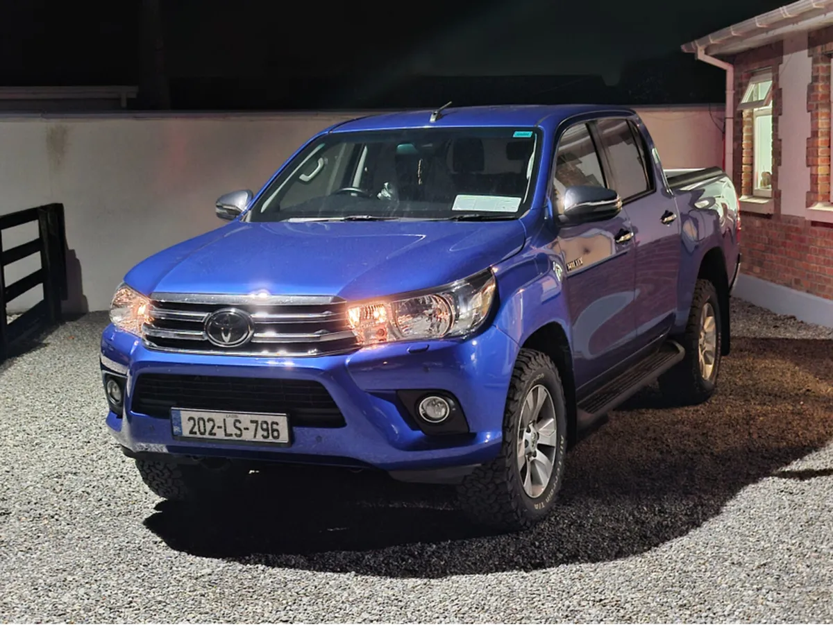 Toyota Hilux Invincible Model Crewcab 2.4 Diesel M - Image 2