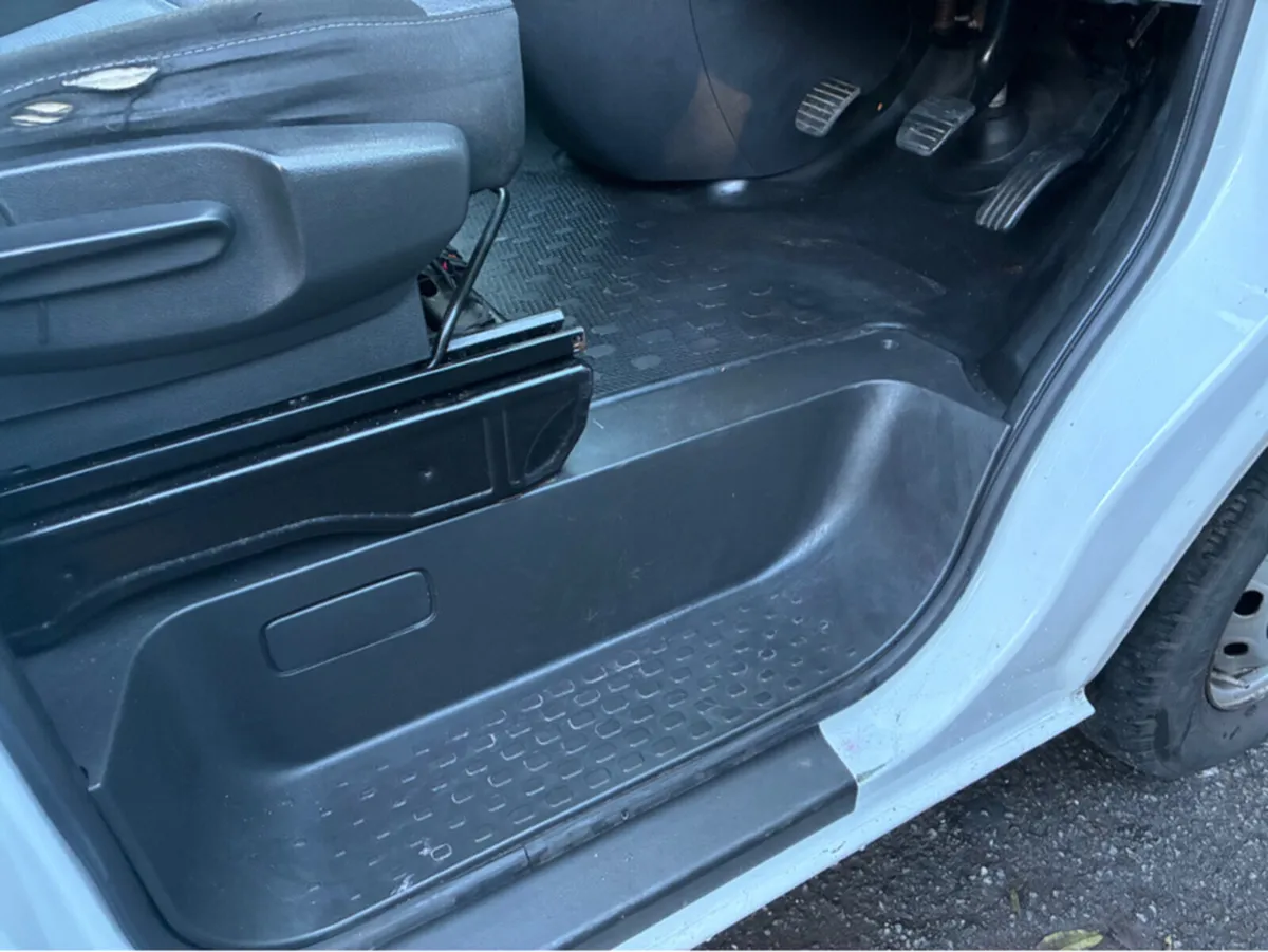 Opel Vivaro 2.0 Diesel Manual 9 Seater - Image 2