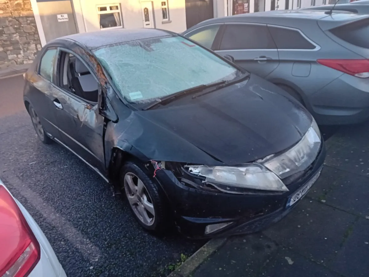 A car for repair or to have parts taken from it - Image 1