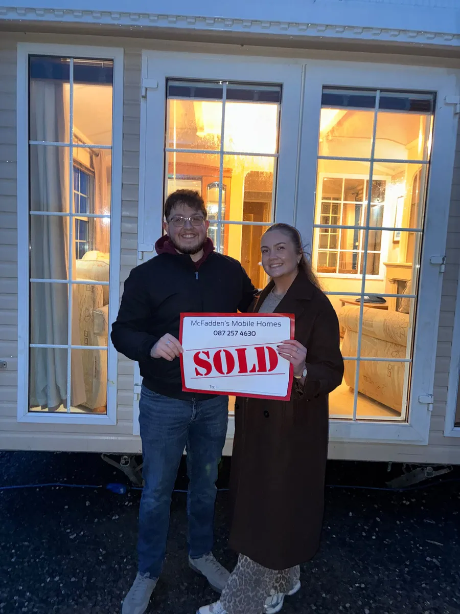 ONE LOOK AND THEY FELL IN LOVE - Image 2