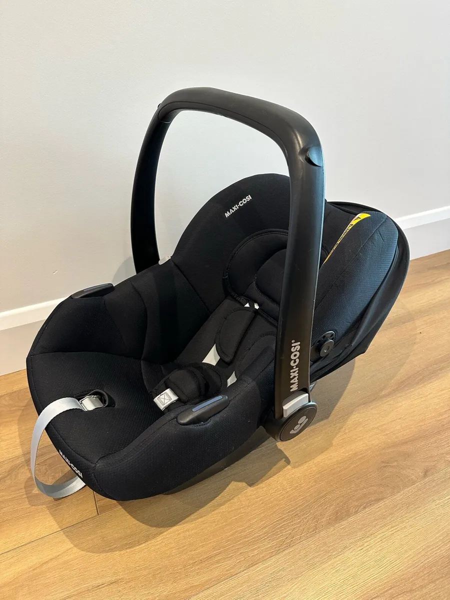 Maxi Cosi  & ISO Fix Base  0-12 mths car seat - Image 1
