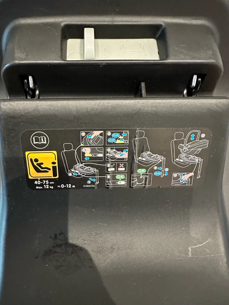 Maxi Cosi  & ISO Fix Base  0-12 mths car seat - Image 2