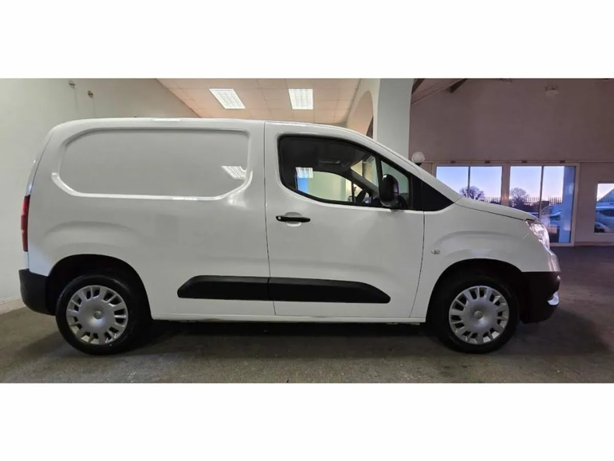 Opel Combo MY21-L1H1-1.5 75PS-DSL-5 75PS-DSL-5SP 5 - Image 1