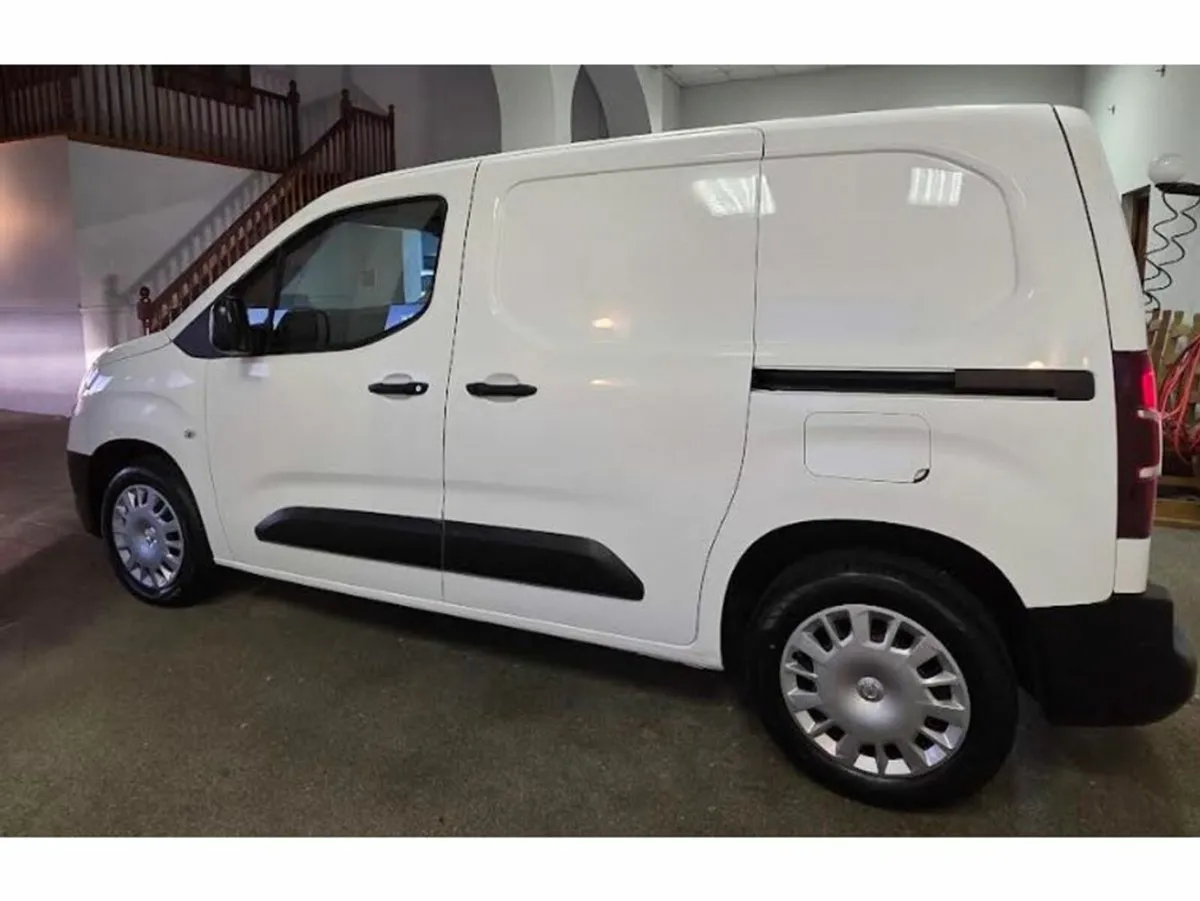 Opel Combo MY21-L1H1-1.5 75PS-DSL-5 75PS-DSL-5SP 5 - Image 3