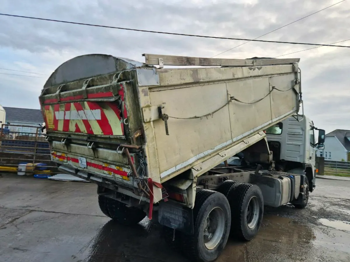 Volvo 6x4 tipper - Image 4