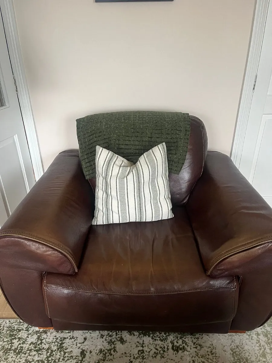 2 seater leather couch & 2 leather arm chairs - Image 3
