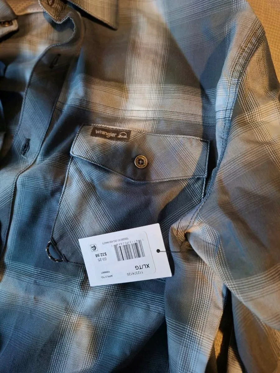 Brand New Wrangler Men's Outdoor Long Sleeve Shirt - Image 2