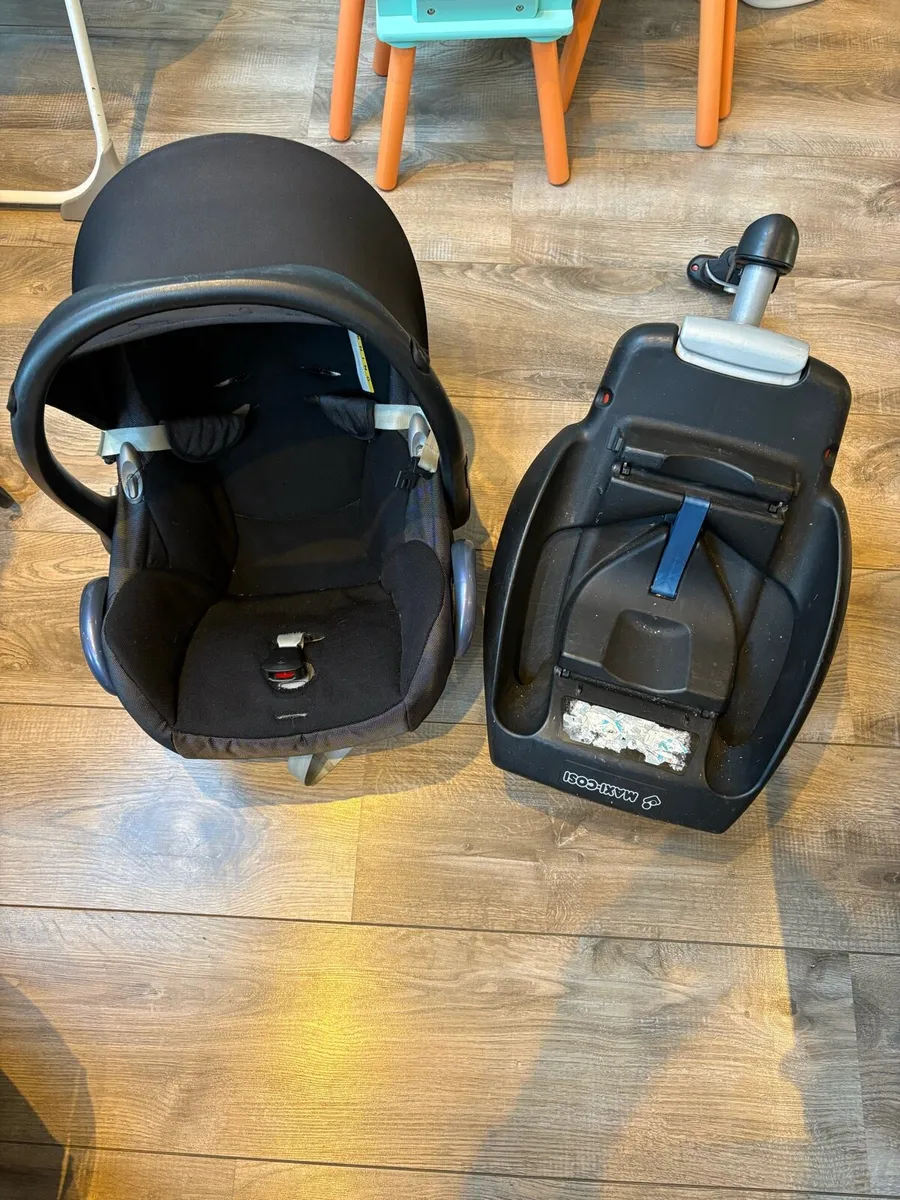 Maxi cosi car seat and base - Image 1