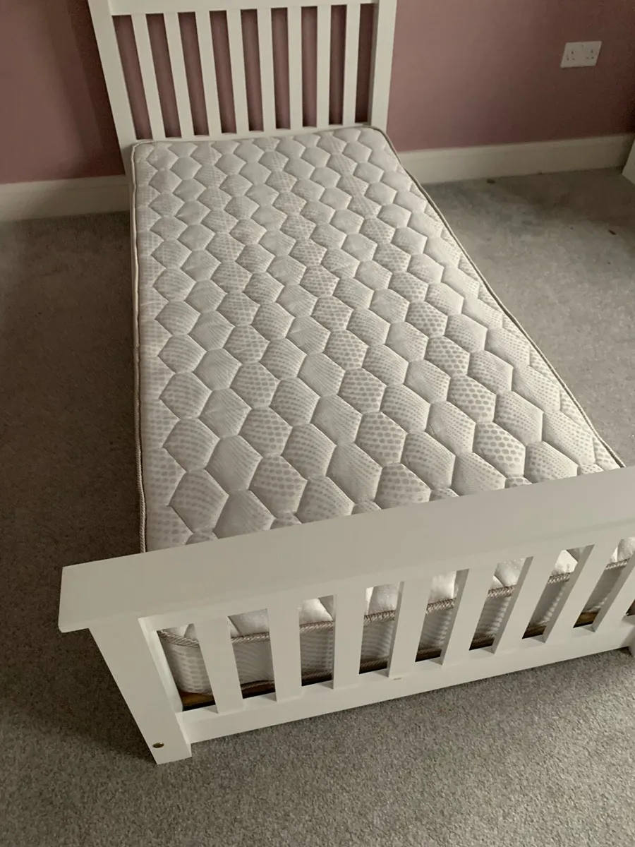 Kids single floor bed. In excellent condition - Image 2