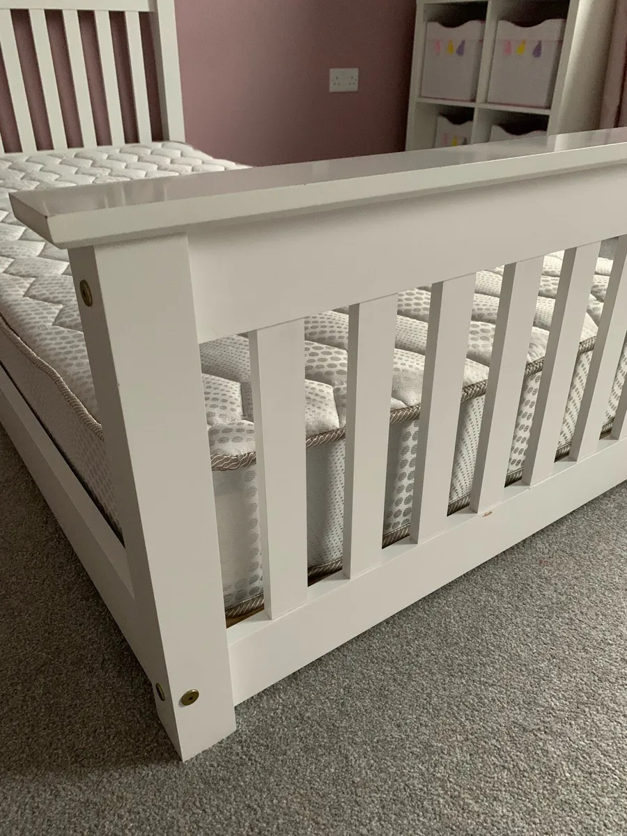 Kids single floor bed. In excellent condition - Image 1