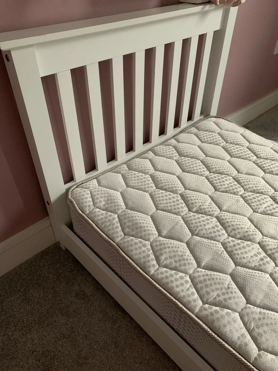 Kids single floor bed. In excellent condition - Image 3
