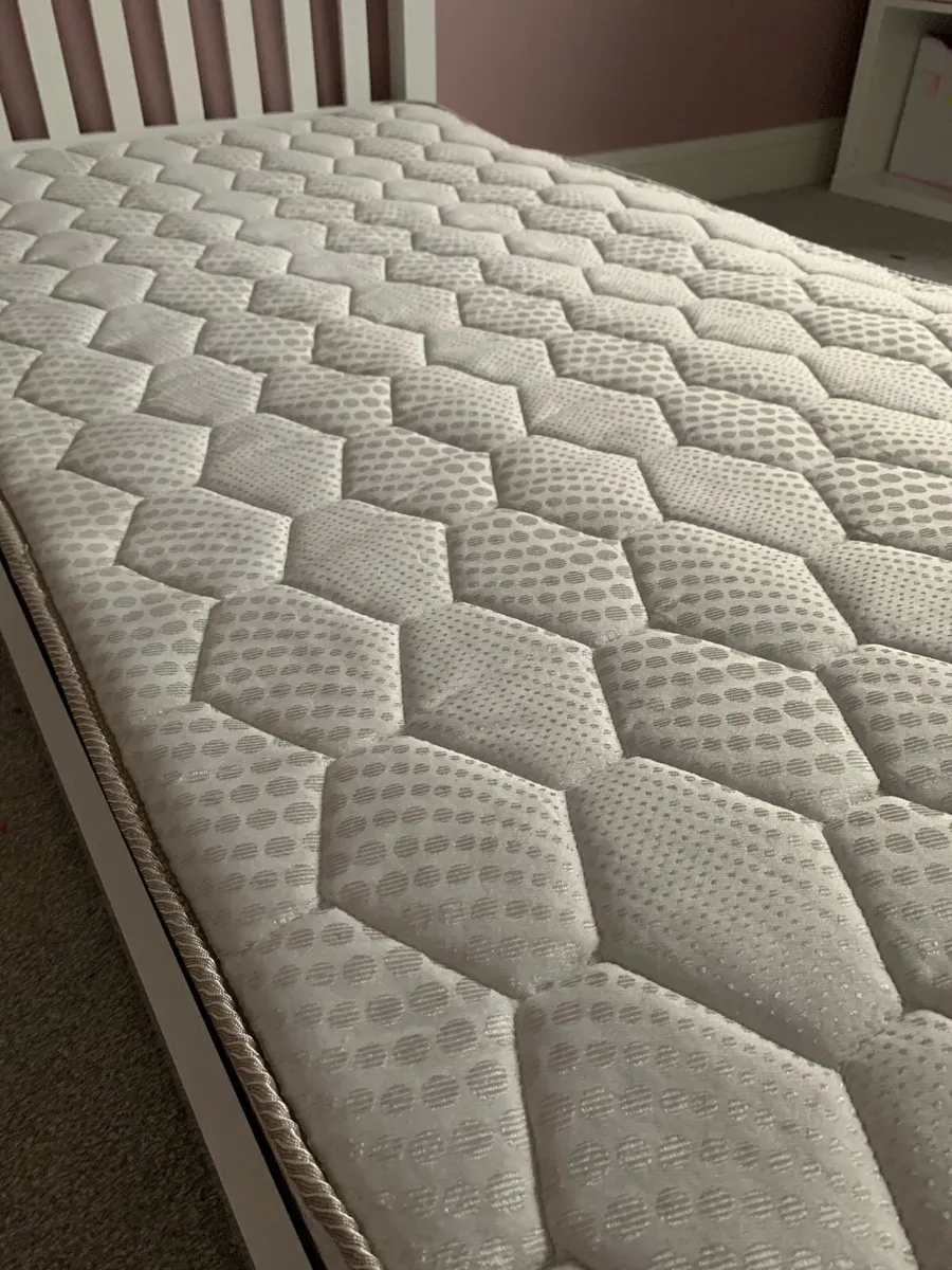 Kids single floor bed. In excellent condition - Image 4