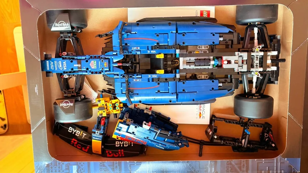 Lego technic Red Bull racing F1- Set 42206 - Image 3