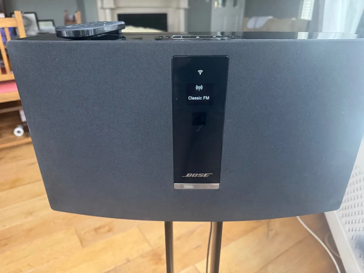 Bose SoundTouch 30 series iii + remote & stand. - Image 1