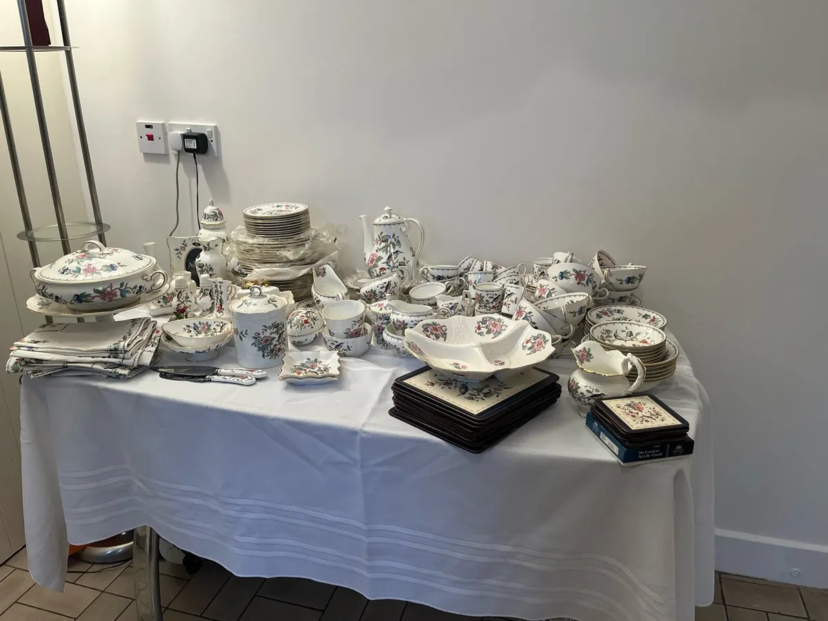 Aynsley dishes.Pembroke.Sold in total. - Image 3