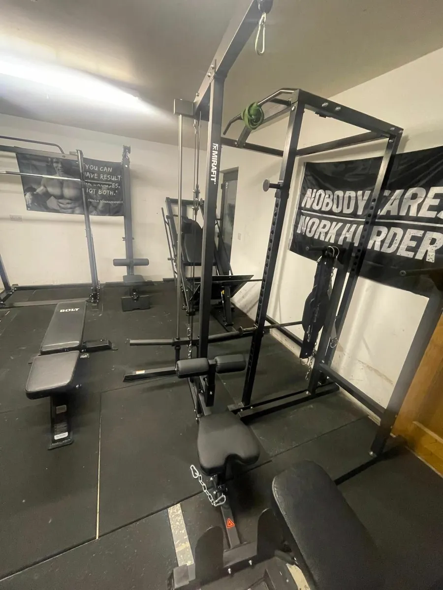 lat pulldown machine plate loaded - Image 1