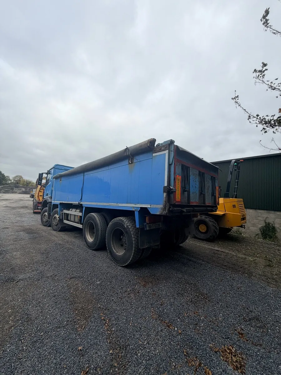2016 Mercedes tar spec tipper - Image 4