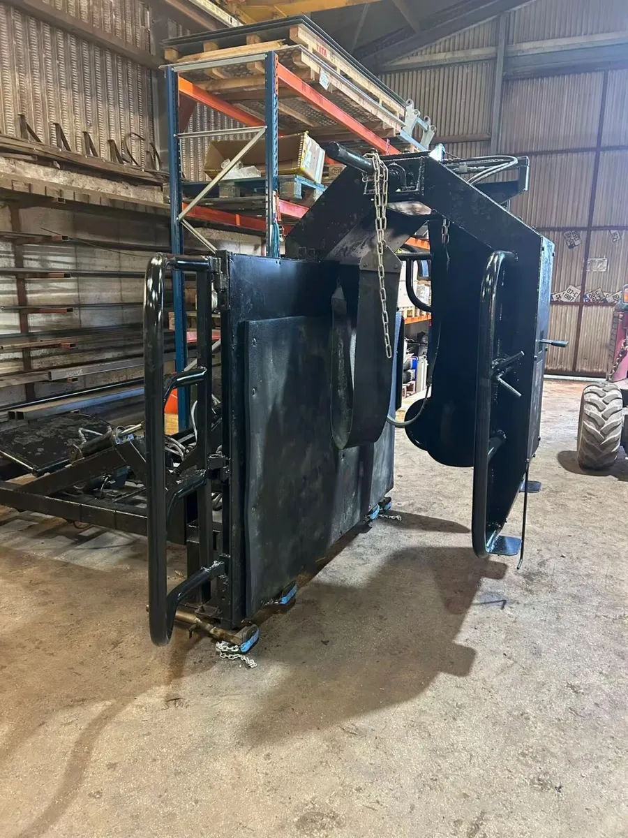 Roll over hoof trimming crate - Image 2