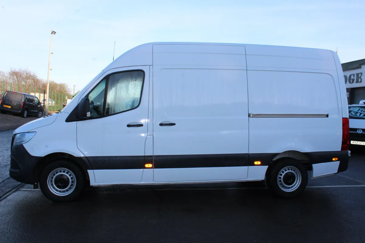 2022 Mercedes-Benz Sprinter 315 L2H2 Progressive - Image 2