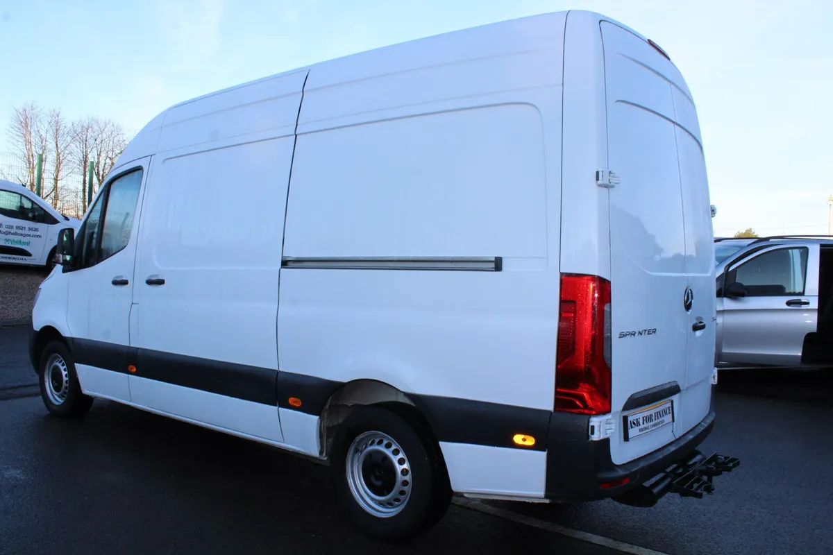 2022 Mercedes-Benz Sprinter 315 L2H2 Progressive - Image 3