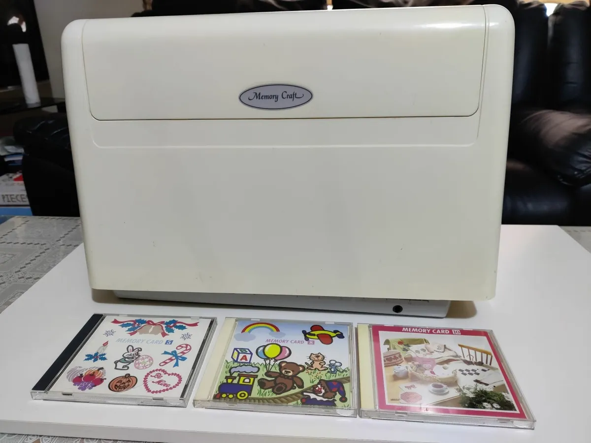 Janome MC 9000 sewing & embroidery machine - Image 3