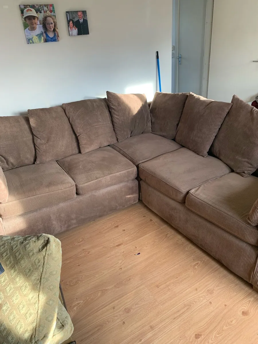 Corner couch - Image 1